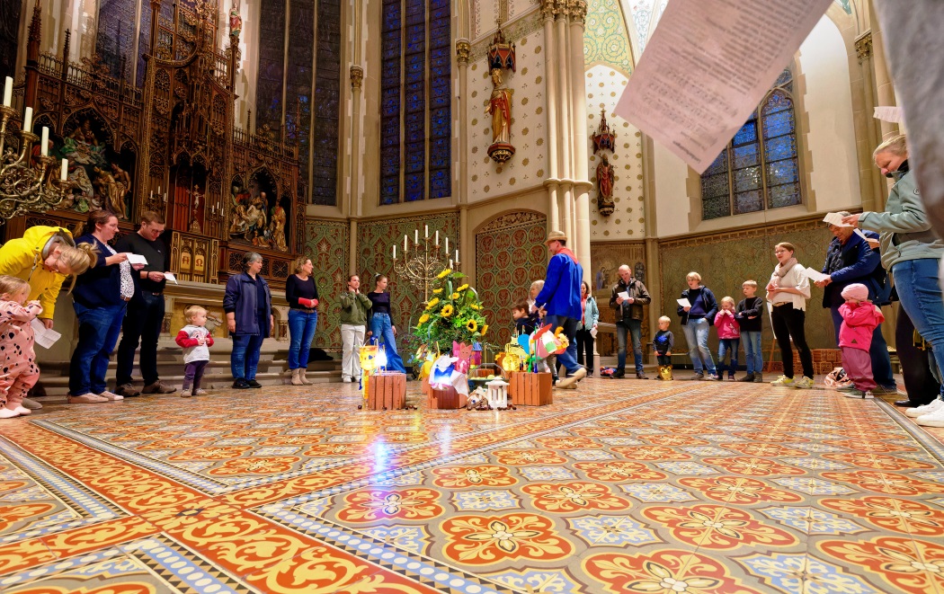 Lambertus-Singen bei Regen in der Kirche